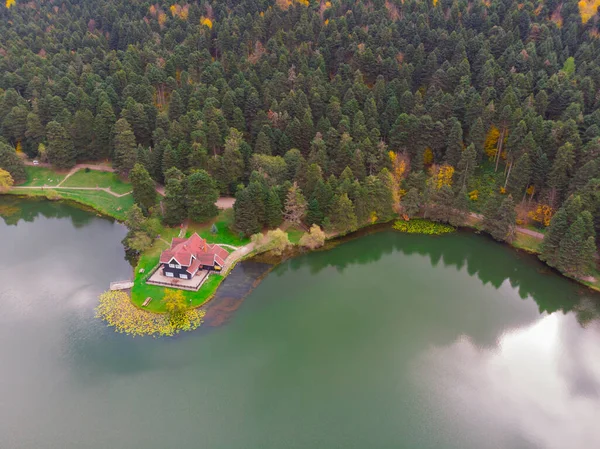 Bolu, Türkiye 'deki Golcuk Gölü' nün havadan görüntüsü.