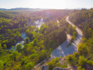 Kravice olarak da bilinen Kravica şelalesi, Bosna-Hersek 'in karst merkezindeki Trebizat Nehri üzerinde büyük bir şelale.