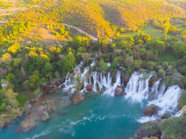 Kravice olarak da bilinen Kravica şelalesi, Bosna-Hersek 'in karst merkezindeki Trebizat Nehri üzerinde büyük bir şelale.