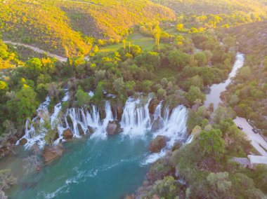 Kravice olarak da bilinen Kravica şelalesi, Bosna-Hersek 'in karst merkezindeki Trebizat Nehri üzerinde büyük bir şelale.