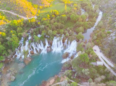 Kravice olarak da bilinen Kravica şelalesi, Bosna-Hersek 'in karst merkezindeki Trebizat Nehri üzerinde büyük bir şelale.