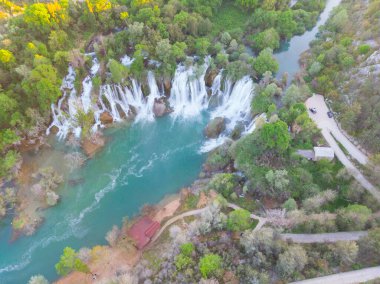 Kravice olarak da bilinen Kravica şelalesi, Bosna-Hersek 'in karst merkezindeki Trebizat Nehri üzerinde büyük bir şelale.