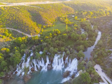 Kravice olarak da bilinen Kravica şelalesi, Bosna-Hersek 'in karst merkezindeki Trebizat Nehri üzerinde büyük bir şelale.