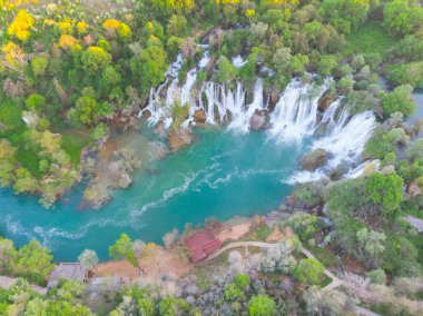 Kravice olarak da bilinen Kravica şelalesi, Bosna-Hersek 'in karst merkezindeki Trebizat Nehri üzerinde büyük bir şelale.