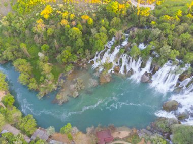 Kravice olarak da bilinen Kravica şelalesi, Bosna-Hersek 'in karst merkezindeki Trebizat Nehri üzerinde büyük bir şelale.