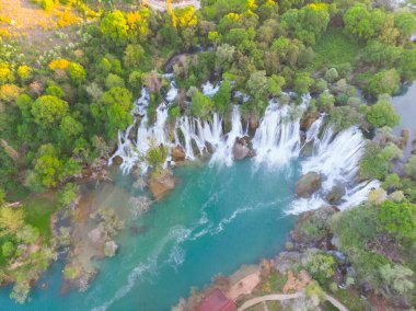 Kravice olarak da bilinen Kravica şelalesi, Bosna-Hersek 'in karst merkezindeki Trebizat Nehri üzerinde büyük bir şelale.