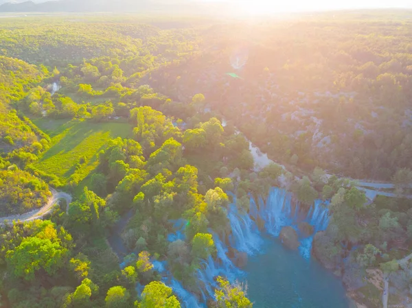 クラヴィツァ滝 Kravica Fallter しばしば誤ってクラヴィツェと呼ばれ ボスニア ヘルツェゴビナのカルスト ハートランドにあるトレビザット川の大規模な水のカスケードである — ストック写真
