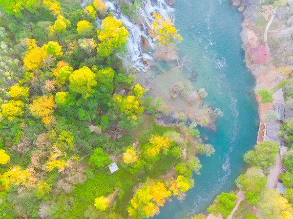 クラヴィツァ滝 Kravica Fallter しばしば誤ってクラヴィツェと呼ばれ ボスニア ヘルツェゴビナのカルスト ハートランドにあるトレビザット川の大規模な水のカスケードである — ストック写真