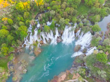 Kravice olarak da bilinen Kravica şelalesi, Bosna-Hersek 'in karst merkezindeki Trebizat Nehri üzerinde büyük bir şelale.