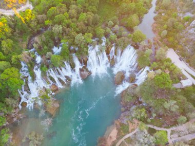 Kravice olarak da bilinen Kravica şelalesi, Bosna-Hersek 'in karst merkezindeki Trebizat Nehri üzerinde büyük bir şelale.