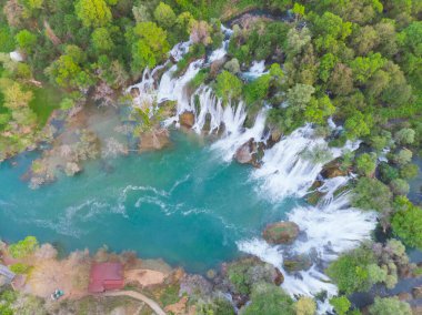 Kravice olarak da bilinen Kravica şelalesi, Bosna-Hersek 'in karst merkezindeki Trebizat Nehri üzerinde büyük bir şelale.