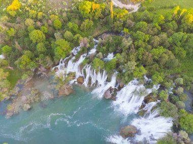 Kravice olarak da bilinen Kravica şelalesi, Bosna-Hersek 'in karst merkezindeki Trebizat Nehri üzerinde büyük bir şelale.