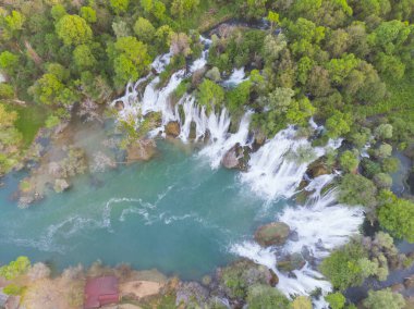 Kravice olarak da bilinen Kravica şelalesi, Bosna-Hersek 'in karst merkezindeki Trebizat Nehri üzerinde büyük bir şelale.
