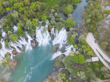 Kravice olarak da bilinen Kravica şelalesi, Bosna-Hersek 'in karst merkezindeki Trebizat Nehri üzerinde büyük bir şelale.