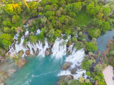 Kravice olarak da bilinen Kravica şelalesi, Bosna-Hersek 'in karst merkezindeki Trebizat Nehri üzerinde büyük bir şelale.