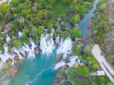 Kravice olarak da bilinen Kravica şelalesi, Bosna-Hersek 'in karst merkezindeki Trebizat Nehri üzerinde büyük bir şelale.