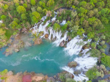 Kravice olarak da bilinen Kravica şelalesi, Bosna-Hersek 'in karst merkezindeki Trebizat Nehri üzerinde büyük bir şelale.