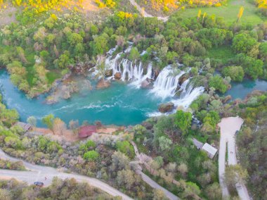 Kravice olarak da bilinen Kravica şelalesi, Bosna-Hersek 'in karst merkezindeki Trebizat Nehri üzerinde büyük bir şelale.