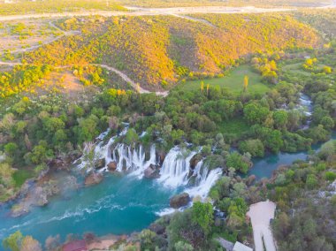 Kravice olarak da bilinen Kravica şelalesi, Bosna-Hersek 'in karst merkezindeki Trebizat Nehri üzerinde büyük bir şelale.