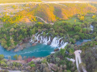 Kravice olarak da bilinen Kravica şelalesi, Bosna-Hersek 'in karst merkezindeki Trebizat Nehri üzerinde büyük bir şelale.