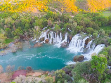 Kravice olarak da bilinen Kravica şelalesi, Bosna-Hersek 'in karst merkezindeki Trebizat Nehri üzerinde büyük bir şelale.