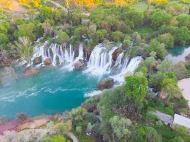 Kravice olarak da bilinen Kravica şelalesi, Bosna-Hersek 'in karst merkezindeki Trebizat Nehri üzerinde büyük bir şelale.