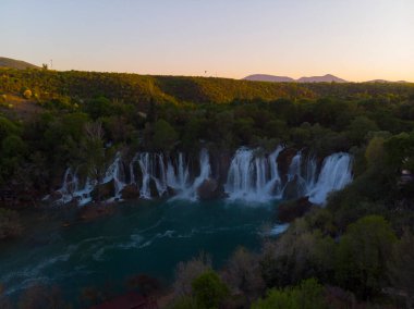 Kravice olarak da bilinen Kravica şelalesi, Bosna-Hersek 'in karst merkezindeki Trebizat Nehri üzerinde büyük bir şelale.