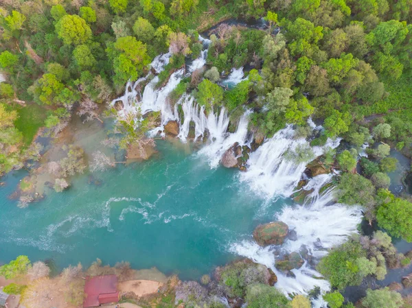 Kravice olarak da bilinen Kravica şelalesi, Bosna-Hersek 'in karst merkezindeki Trebizat Nehri üzerinde büyük bir şelale.