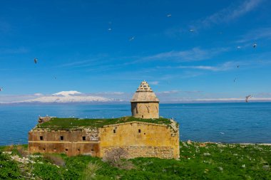 Carpanak adası ve Suphan dağı / VAN - Türkiye