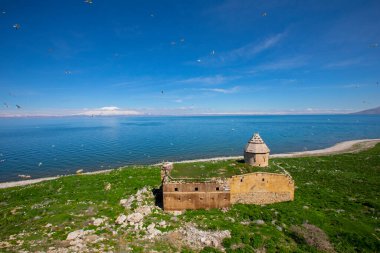 Carpanak adası ve Suphan dağı / VAN - Türkiye