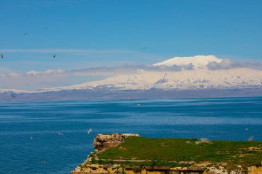 Carpanak adası ve Suphan dağı / VAN - Türkiye