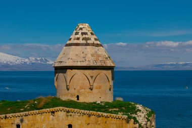 Carpanak adası ve Suphan dağı / VAN - Türkiye