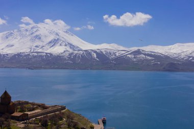 Akdamar Adası 'ndaki Ermeni Kutsal Haç Katedrali. Hindi. Bulutlu, dekorasyon.