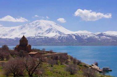 Akdamar Adası 'ndaki Ermeni Kutsal Haç Katedrali. Hindi. Bulutlu, dekorasyon.