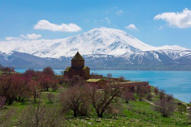 Akdamar Adası 'ndaki Ermeni Kutsal Haç Katedrali. Hindi. Bulutlu, dekorasyon.
