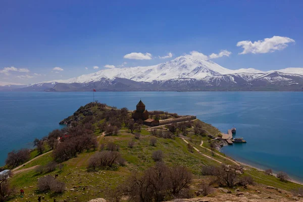 Akdamar岛上的亚美尼亚圣十字座堂 土耳其 阴云密布 — 图库照片