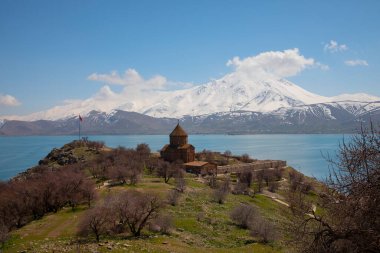 Akdamar Adası 'ndaki Ermeni Kutsal Haç Katedrali. Hindi. Bulutlu, dekorasyon.