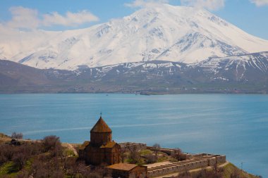Akdamar Adası 'ndaki Ermeni Kutsal Haç Katedrali. Hindi. Bulutlu, dekorasyon.