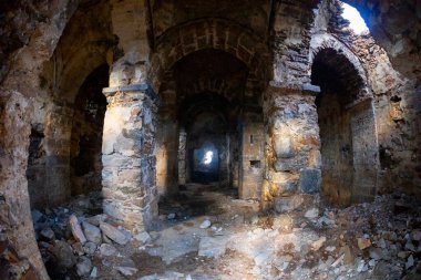 Türkiye 'nin Van Gölü üzerindeki Altinsac Kilisesi kalıntıları. Din, akdamar.