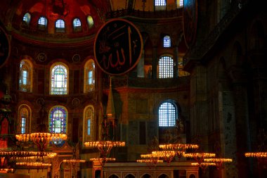 İstanbul 'daki Ayasofya, Kilise veya Cami, Bizans mimarisinin dünyaca ünlü anıtı..