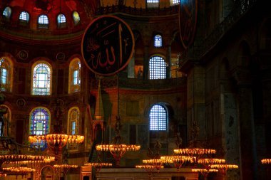 İstanbul 'daki Ayasofya, Kilise veya Cami, Bizans mimarisinin dünyaca ünlü anıtı..