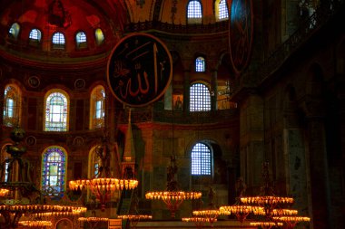 İstanbul 'daki Ayasofya, Kilise veya Cami, Bizans mimarisinin dünyaca ünlü anıtı..