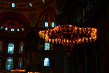 İstanbul 'daki Ayasofya, Kilise veya Cami, Bizans mimarisinin dünyaca ünlü anıtı..