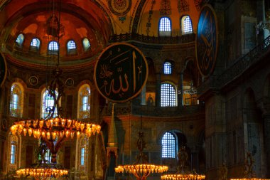 İstanbul 'daki Ayasofya, Kilise veya Cami, Bizans mimarisinin dünyaca ünlü anıtı..