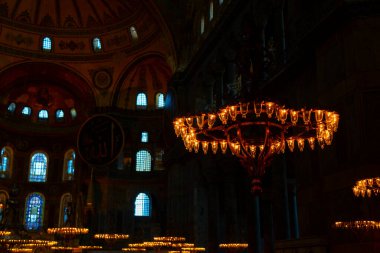 İstanbul 'daki Ayasofya, Kilise veya Cami, Bizans mimarisinin dünyaca ünlü anıtı..