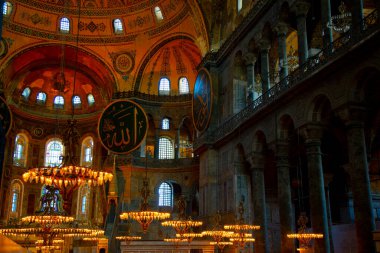 İstanbul 'daki Ayasofya, Kilise veya Cami, Bizans mimarisinin dünyaca ünlü anıtı..