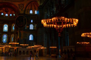 İstanbul 'daki Ayasofya, Kilise veya Cami, Bizans mimarisinin dünyaca ünlü anıtı..
