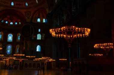 İstanbul 'daki Ayasofya, Kilise veya Cami, Bizans mimarisinin dünyaca ünlü anıtı..