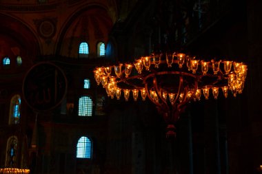 İstanbul 'daki Ayasofya, Kilise veya Cami, Bizans mimarisinin dünyaca ünlü anıtı..
