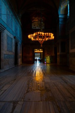 İstanbul 'daki Ayasofya, Kilise veya Cami, Bizans mimarisinin dünyaca ünlü anıtı..